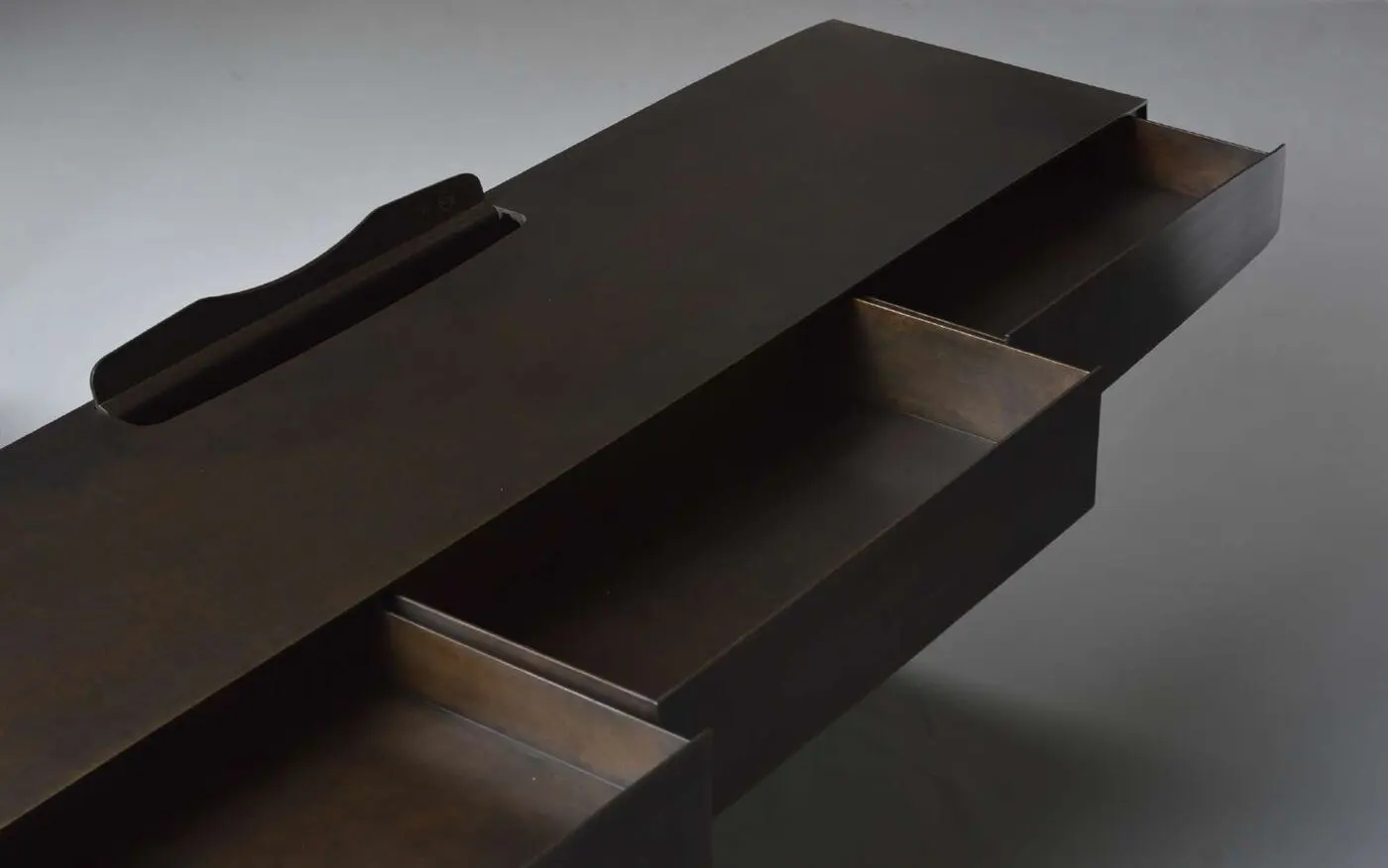 Console suspendue · acier patiné · pour Pierre Yovanovitch