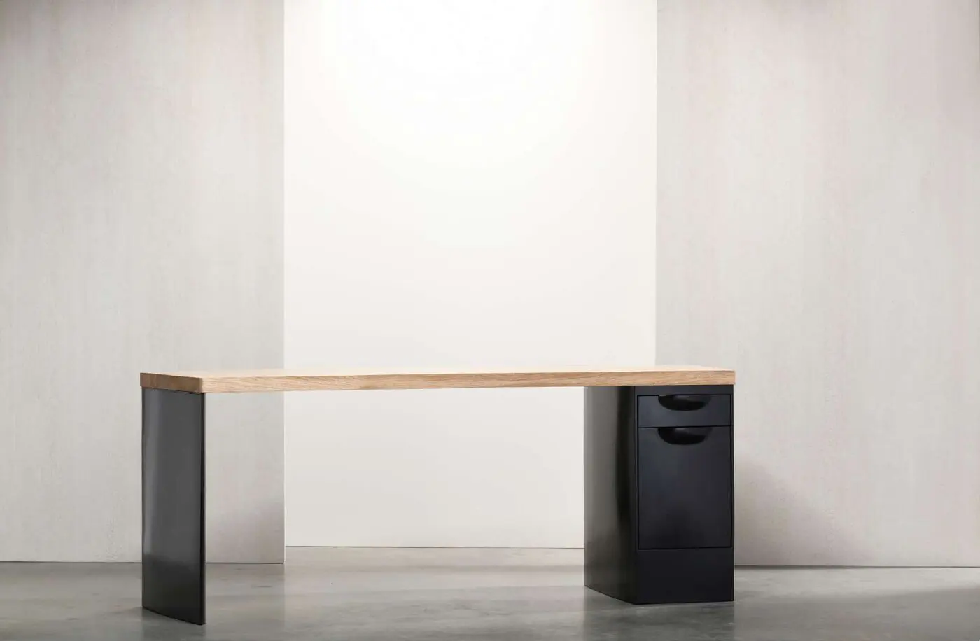 Bureau Esmond · acier patiné · pour Pierre Yovanovitch