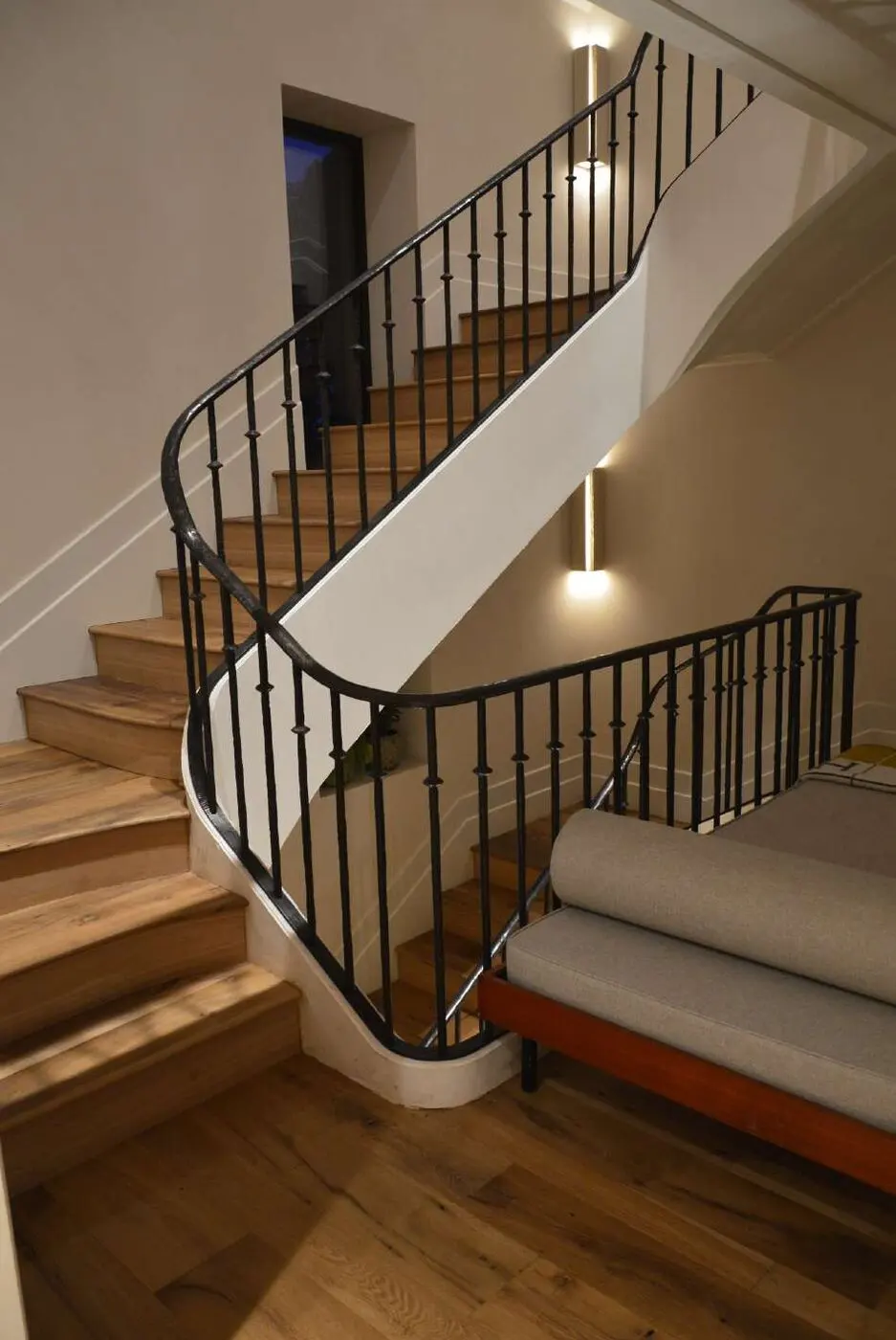Rampe d'escalier sculpturale · laiton patiné · pour Charles Zana